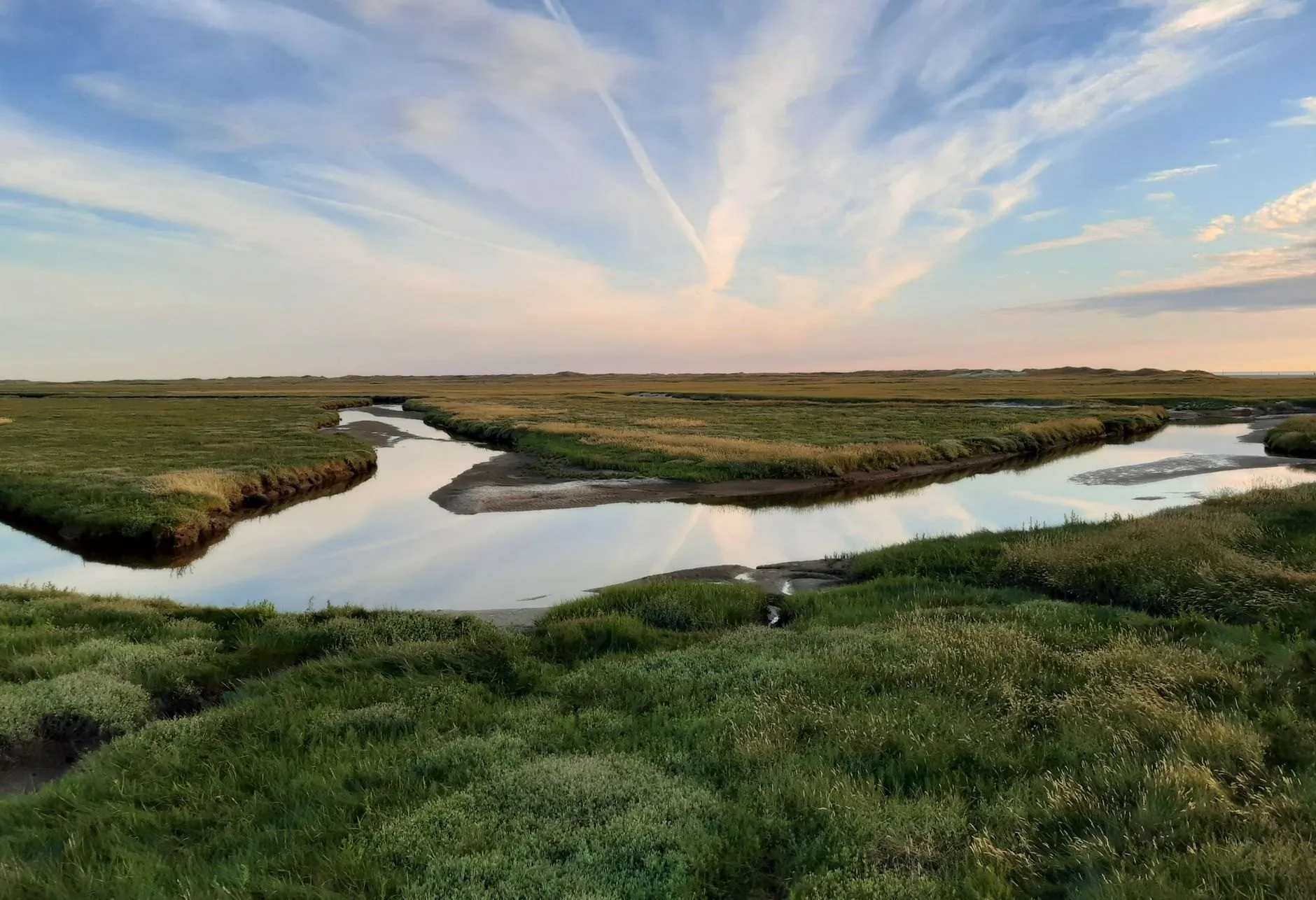 The sluice opens on a spring tide and the reservoir and condensers fill with seawater at 3.5 °Bé.